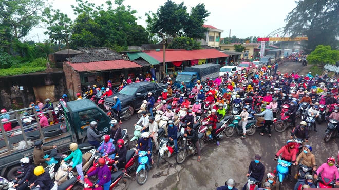 Dù đang có Chỉ thị cách ly xã hội, hạn chế tụ tập đông người và giữ khoảng cách tối thiểu 2m để tránh dịch COVID-19, nhưng mọi quy tắc dường như bị phá vỡ ở bến phà nối giữa hai huyện Kinh Môn và Kim Thành của tỉnh Hải Dương.