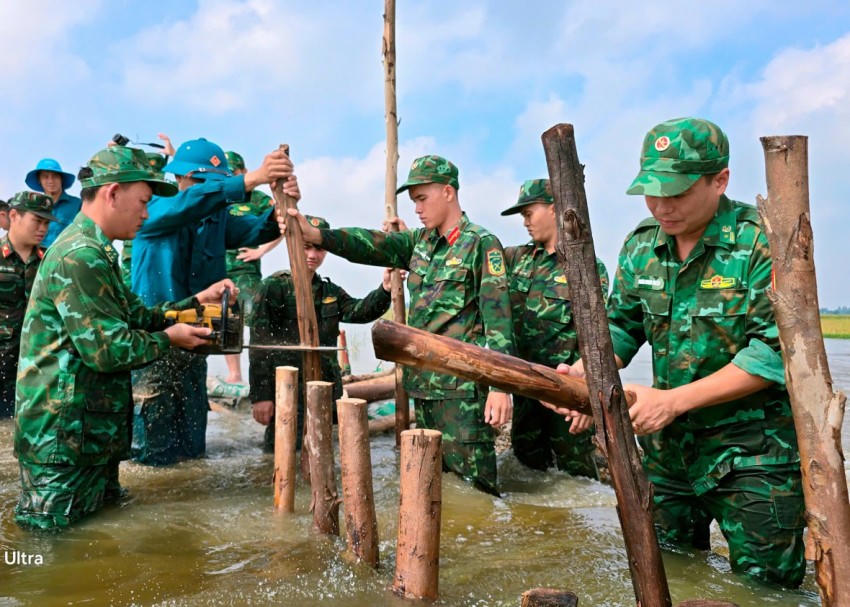 Lực lượng Biên phòng Sông Trăng gia cố bao đê giúp Nhân dân. Ảnh: Luận Hoàn