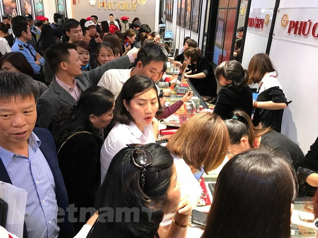 Khách hàng giao dịch vàng miếng tại Phú Quý. (Ảnh: Đức Duy/Vietnam+).