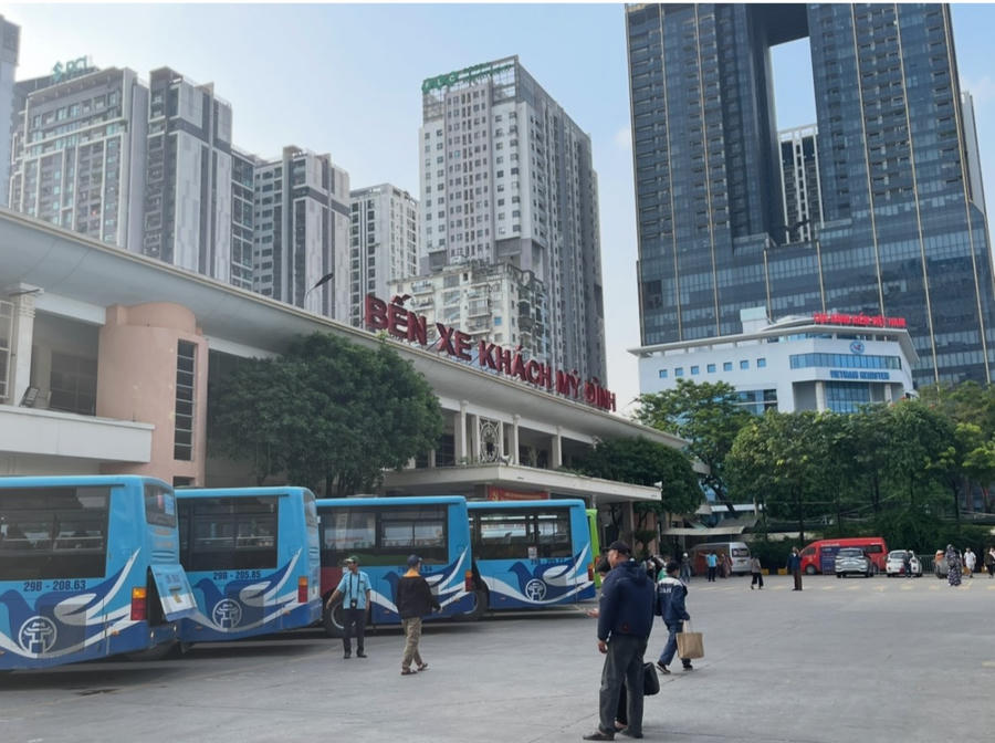 Bến xe Mỹ Đình – một trong những cửa ngõ giao thông huyết mạch của Hà Nội, đáng lẽ phải là nơi tạo điều kiện thuận lợi cho người dân đi lại, làm ăn. Thế nhưng, câu chuyện về điểm trông giữ xe số 2 tại đây đang trở thành nỗi ám ảnh với mức “cắt cổ”