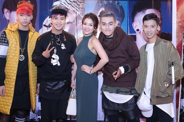 Si&ecirc;u mẫu Minh T&uacute;
