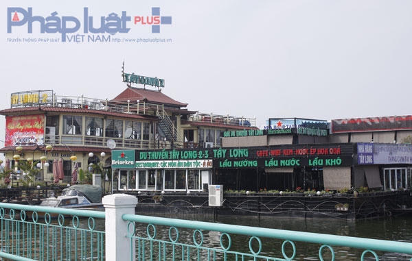 Tàu thuỷ nội địa tại Bến Thuỷ Hồ Tây vẫn chưa được di dời về khu vực Đầm Bẩy.