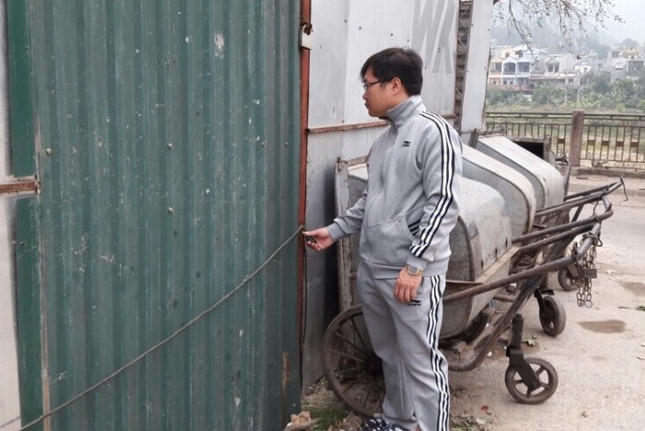 Anh Đức đứng cạnh nơi đã chôn vùi bố mẹ và vợ mình