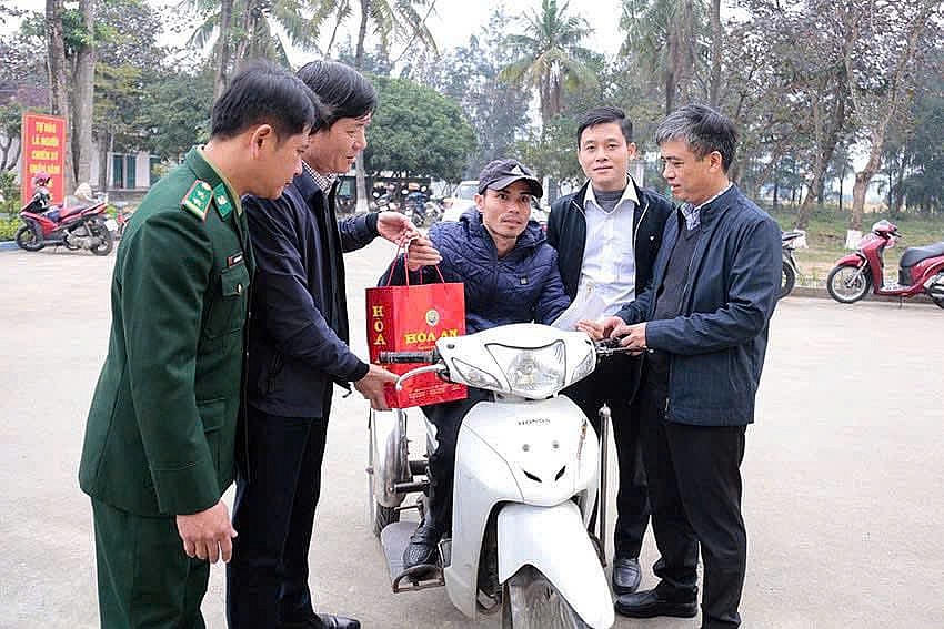 Việc trao tặng quà góp phần chăm lo Tết cho người nghèo, mang lại niềm vui, không khí phấn khởi cho nhân dân khu vực biên giới biển của huyện, với tinh thần “không để ai không có Tết, không để ai bị bỏ lại phía sau”.