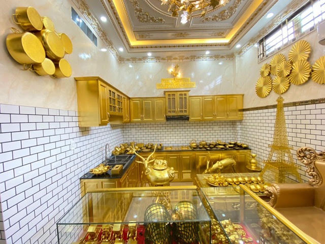 Căn bếp dát vàng của đại gia Cần Thơ. (Ảnh: Dân Việt)
