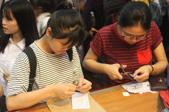 Các thí sinh bổ sung thông tin còn thiếu trong bộ hồ sơ dự thi. (Ảnh: Thảo Nguyên).