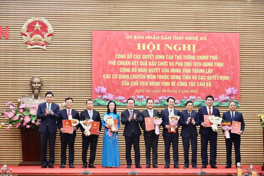 Thường trực Tỉnh ủy Nghệ An trao Quyết định, tặng hoa chúc mừng các cơ quan chuyên môn thuộc UBND tỉnh Nghệ An vừa được thành lập.