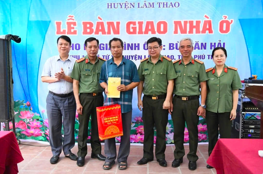 Công an tỉnh Phú Thọ trao tặng 2 nhà tình nghĩa cho hộ nghèo tại huyện Lâm Thao.