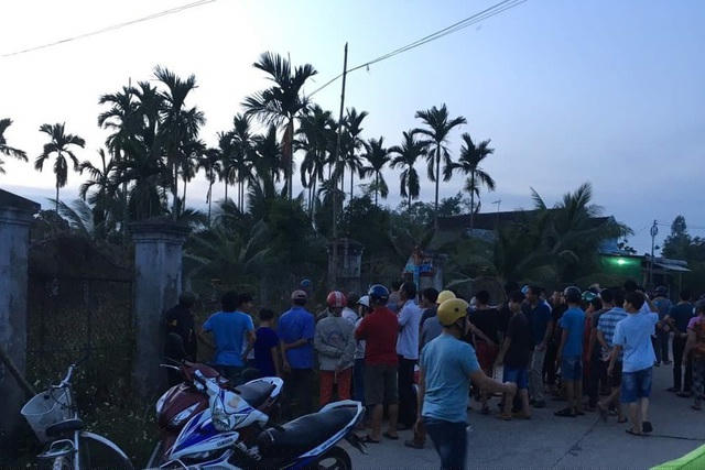 Người dân xã Nghĩa Thắng hoảng hốt phát hiện ông Tiến gục chết tại nhà, trên cổ có vết chém (Ảnh: L.N)