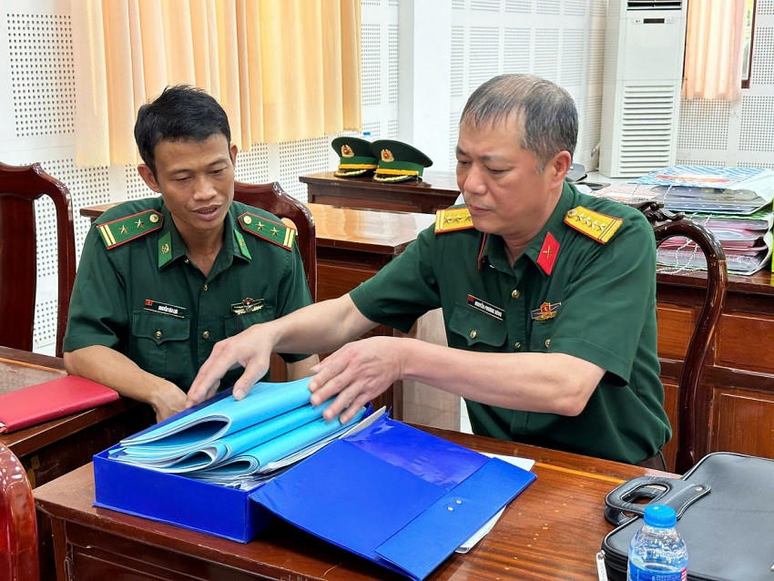 Đoàn công tác kiểm tra hệ thống văn kiện tác chiến khi thực hiện sát nhập, tổ chức lại Bộ chỉ huy BĐBP tỉnh Đồng Tháp. Ảnh: Hòa Bình