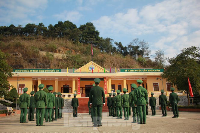 Lễ 'Chào cờ chủ quyền' thiêng liêng ngày đầu năm mới ở nơi biên thùy - ảnh 11