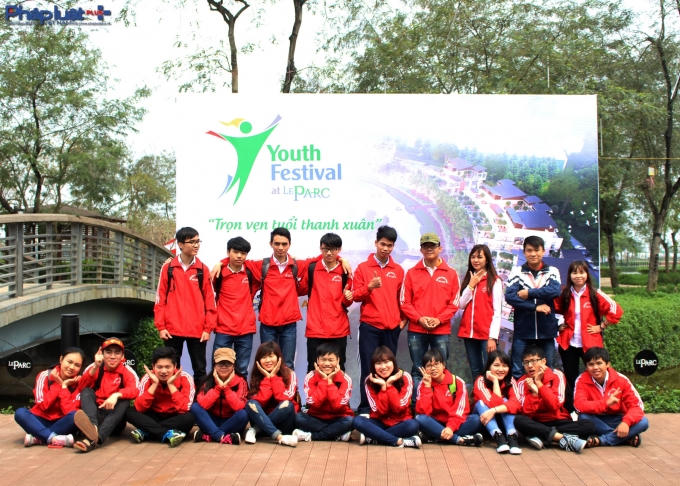 Vào dịp cuối tuần nên có rất nhiều sinh viên của nhiều trường đại học, cao đẳng tham gia. (Ảnh Đức Biên)