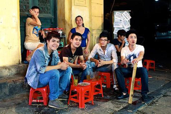 Hà Nội trà đá vỉa hè hiện đại và gần gũi của Đinh Mạnh Ninh.