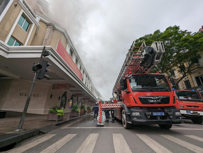 Các lực lượng phối hợp chữa cháy và cứu nạn cứu hộ.