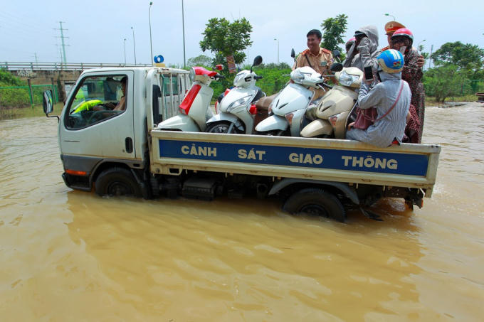 Chị Nguyễn Thị Hạ (Quốc Oai, Hà Nội) cho biết, đoạn đường này ngập đã bị chia cách nhiều ngày, từ khi có lực lượng CSGT ra giúp người dân, chi mới có thể đi qua.