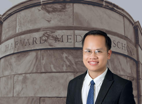 Bác sĩ Hoàng Hồng- Phó Trưởng khoa Phẫu thuật Tạo hình Thẩm mỹ -BV Đại học Y Hà Nội.