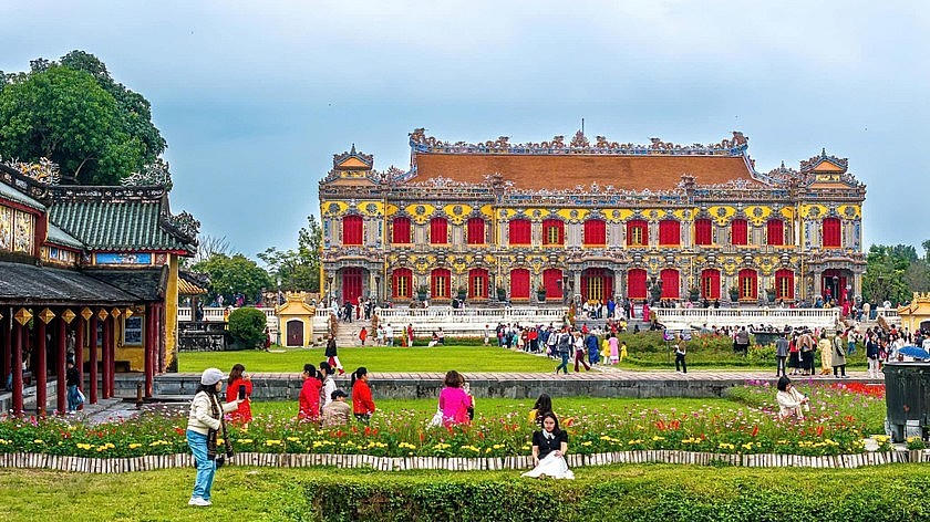 Du khách check-in điện Kiến Trung.