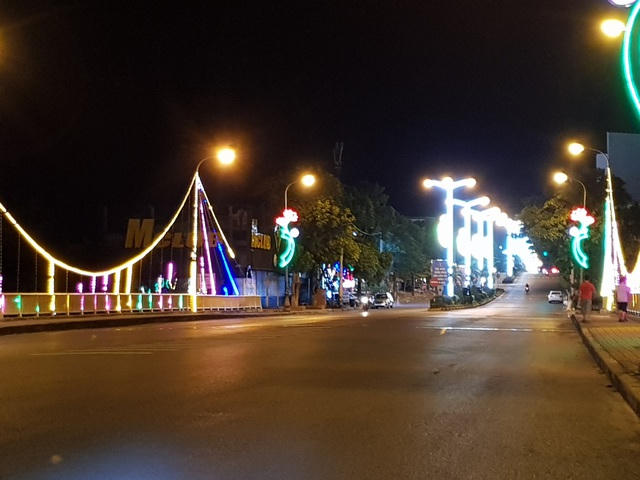 Các tuyến phố trở nên thưa vắng sau quyết định giãn cách.