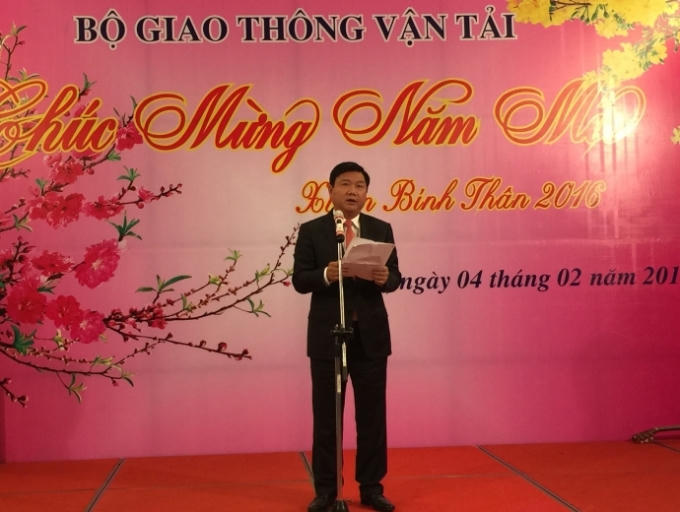 Ủy viên Bộ Chính trị, Bộ trưởng GTVT Đinh La Thăng phát biểu lần cuối trên cương vị Bộ trưởng GTVT, chia tay cán bộ của ngành trong buổi gặp mặt tất niên tối 4/2/2016.   THƯ CẢM ƠN   Hà Nội, ngày 5 tháng 2 năm 2016  Thân ái gửi toàn thể cán bộ, công chức, viên chức và người lao động  ngành Giao thông vận tải  Các đồng chí và anh chị em thân mến!  Chấp hành sự phân công của Đảng, hôm nay, tôi nhận công tác mới. Với tôi, đây là khoảnh khắc cực kỳ xúc động và thiêng liêng. Hơn lúc nào hết, tình cảm của tôi đang hướng về toàn thể các đồng chí và anh chị em với niềm tự hào to lớn và lòng biết ơn sâu sắc. Tôi tự hào vì trong 5 năm rất quan trọng của đời mình, tôi được sống hết mình, làm việc hết mình cùng một tập thể mạnh về ý chí và tinh thần đoàn kết, biết lắng nghe khát vọng của người khác và luôn đề cao những giá trị nhân văn cao quý. Nhưng tôi tự hào vì trên hết, tập thể đó đã lấy mục tiêu tối thượng là phục vụ nhân dân một cách vô điều kiện làm lẽ sống.  Các đồng chí và tôi đã có quãng thời gian rất tuyệt vời cùng nhau phấn đấu hoàn thành những nhiệm vụ to lớn mà Đảng, Nhà nước và Nhân dân tin cậy giao cho. Đó mãi là những ngày tháng sẽ còn để lại dấu ấn đậm nét trong cuộc đời tôi. Bởi vì nếu không có sự đồng cam, cộng khổ, chia ngọt xẻ bùi, tinh thần làm việc tận tâm, tận lực, chân thành yêu thương, giúp đỡ nhau của các đồng chí, anh chị em, Ngành của chúng ta trong những năm qua sẽ không thể có những thành tích quan trọng như những gì xã hội đã ghi nhận và cá nhân tôi cũng không thể hoàn thành nhiệm vụ được giao. Vì thế, từ đáy lòng mình, tôi muốn nói lời cảm ơn chân thành nhất với toàn thể các đồng chí và anh chị em.  Phát triển hệ thống giao thông đồng bộ - hiện đại - thuận lợi - hiệu quả và an toàn, luôn là một sự nghiệp to lớn và lâu dài của đất nước chúng ta. Phải mất rất nhiều xương máu, công sức, với sự hy sinh vô bờ bến của nhiều thế hệ, chúng ta mới có được một thành quả vĩ đại như ngày hôm nay. Chúng ta vui mừng khi thấy diện mạo đất nước cùng với đời sống của người dân tươi sáng và tốt đẹp lên ngày ngày. Chúng ta càng vui mừng hơn khi thành quả đó có một phần nỗ lực đóng góp của Ngành Giao thông vận tải.  Nhưng vào thời khắc đáng nhớ này, tôi vẫn muốn nhắc lại điều tôi đã chân thành nói nhiều lần với các đồng chí là chúng ta đã làm được nhiều việc, nhưng phía trước luôn còn những việc to lớn hơn, nặng nề hơn, khó khăn hơn. Giống như những gì chúng ta đã làm, những nhiệm vụ ấy phải tiếp tục được hoàn thành ở mức tốt hơn mới có thể đáp ứng được đòi hỏi ngày càng cao của sự phát triển đất nước các năm tiếp theo. Tôi mong rằng, trong thời gian tới đây, Ngành Giao thông vận tải tiếp tục tham gia mạnh mẽ vào quá trình phát triển đó bằng những thành tựu nổi bật hơn nữa.  Về phần mình, dù ở đâu, trên cương vị công tác nào, tôi vẫn luôn gắn bó với các đồng chí, anh chị em cả trong công việc, trong niềm vui cũng như mọi nỗi niềm ưu tư. Tôi sẽ luôn nhớ về các đồng chí, anh chị em, nhớ về những năm tháng tốt đẹp này bằng sự hãnh diện và với tình cảm sâu sắc nhất.  Thay cho lời chào tạm biệt, tôi xin gửi tới toàn thể cán bộ, công chức, viên chức, người lao động ngành Giao thông vận tải và gia đình lời kính chúc sức khỏe, may mắn, thành đạt, hạnh phúc!  Tôi cũng gửi lời chào thân ái đến tất cả bạn bè, đối tác đã và đang sát cánh cùng với ngành Giao thông vận tải.  Đinh La Thăng  Ủy viên Bộ Chính trị  Bộ trưởng Bộ Giao thông vận tải