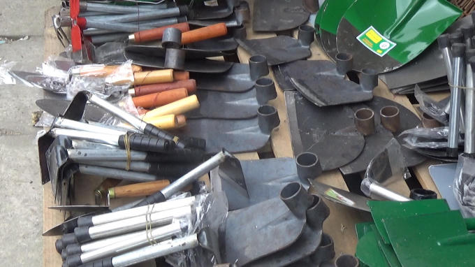 Tại đây, quốc, xẻng, dụng cụ lao động là những mặt hàng chính được bày bán phổ biến.
