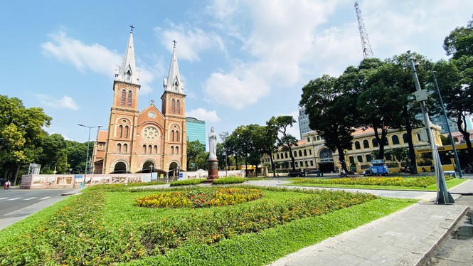 Khu vực Nhà thờ Đức Bà (Quận 1) trong những ngày cách ly xã hội vắng vẻ 1