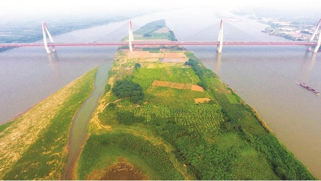 Quy hoạch, xây dựng bãi sông Hồng để tạo điều kiện phục vụ sinh hoạt và các hoạt động cho người dân Thủ đô. Ảnh: Vũ Toàn