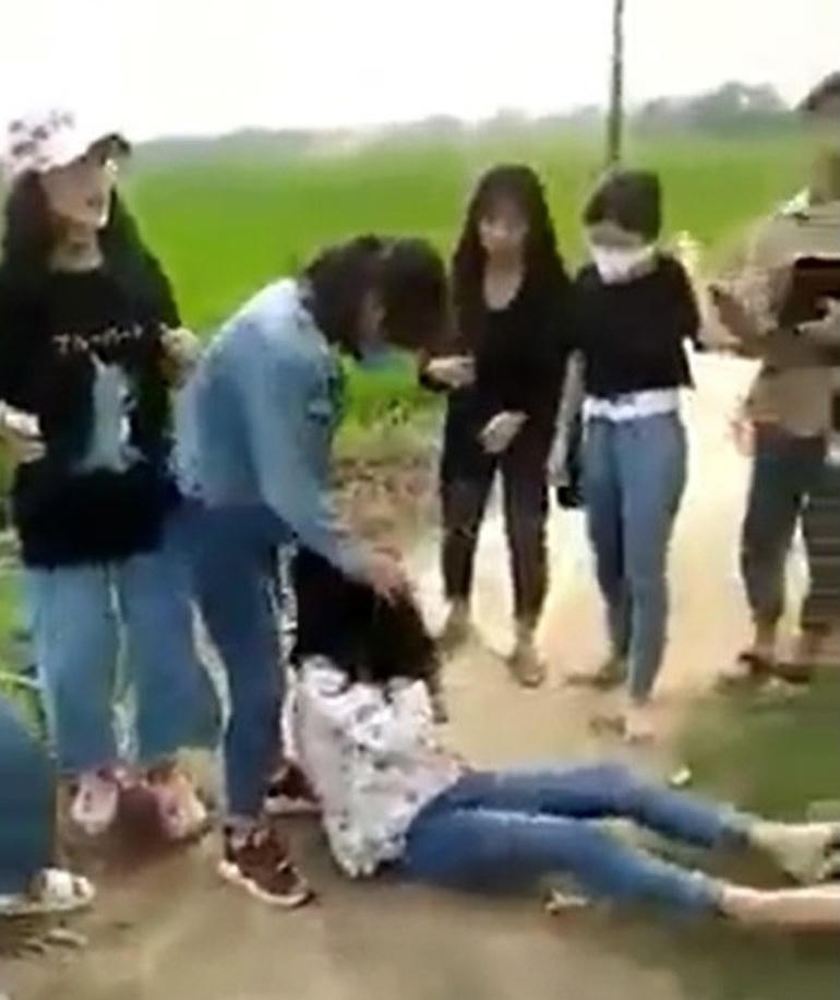 Cảnh đánh nhau của học sinh bị quay lại và tung lên Facebook (Ảnh: chụp màn hình).