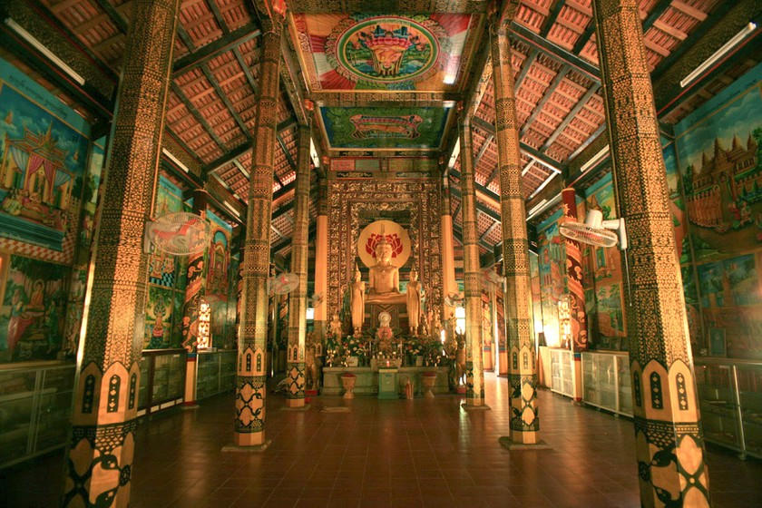 Bên trong chánh điện. (Ảnh: thamhiemmekong.com)