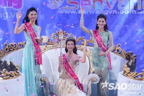 Khoảnh khắc Đỗ Mỹ Linh chạm vào chiếc vương miện danh giá.