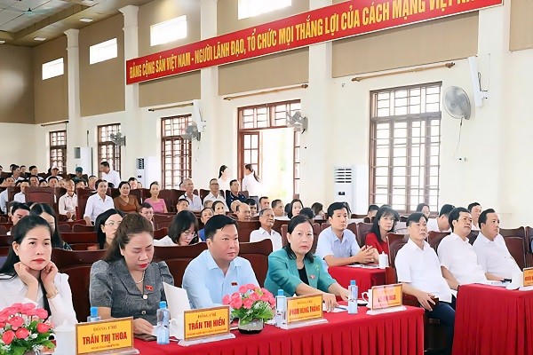 Quang cảnh buổi tiếp xúc cử tri.