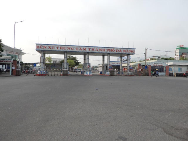 Khung cảnh vắng vẻ trước cổng Bến xe trung tâm TP Đà Nẵng