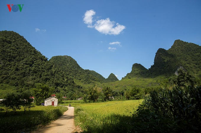 Phong Nậm là một xã thuộc huyện Trùng Khánh, phía Bắc giáp Trung Quốc. Ảnh: Đường vào Phong Nậm.