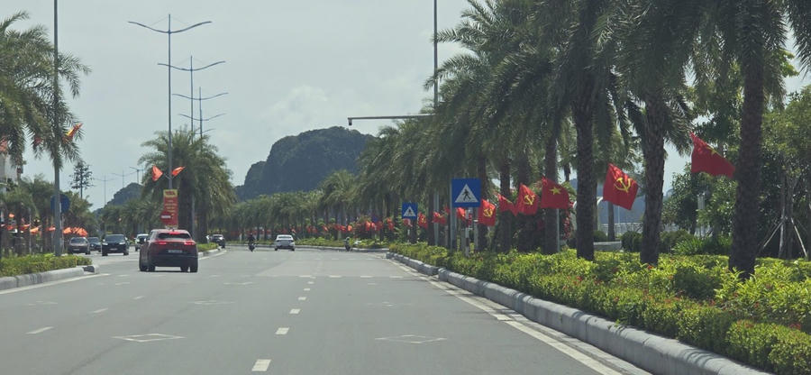 Tuyến đường ven biển Hạ Long nổi bật với hàng dài cờ đỏ sao vàng và khẩu hiệu chính trị cổ vũ tinh thần toàn dân.