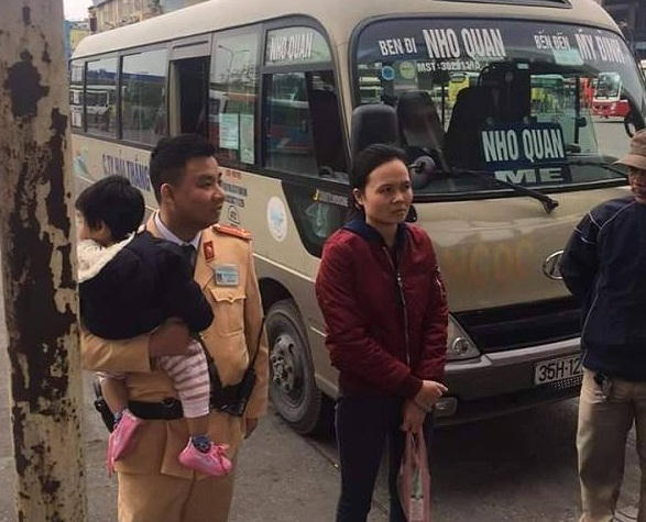 Chị Vũ Thị Ban cùng cháu Vũ Tuệ Linh đã bị mất hết đồ đạc đã được đội CSGT số 6 – PC67 Công an TP Hà Nội giúp đỡ về nhà.