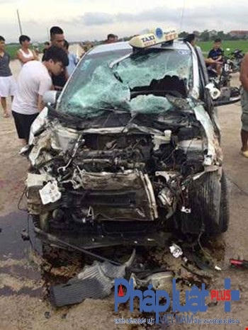 Tài xế và khách trên xe được đưa đi cấp cứu cùng nhiều người khác.
