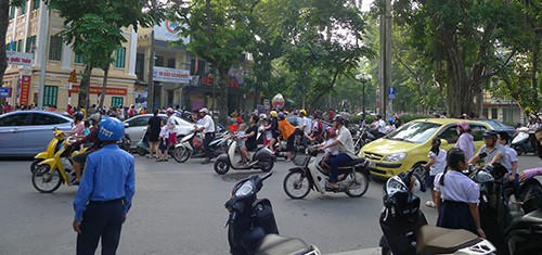 Cảnh sát, thanh tra giao thông được tăng cường nhưng ô tô, xe máy vẫn dừng đỗ rất tùy tiện
