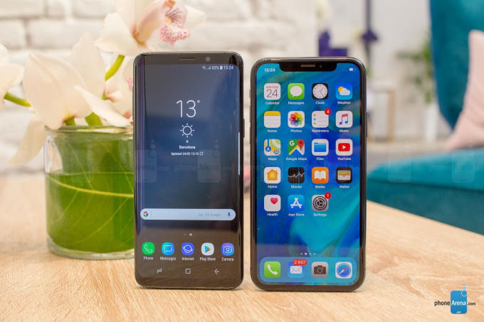 Vấn đề của iPhone X là cái "tai thỏ" đôi khi ngăn cản trải nghiệm liền mạch của người dùng và điều này không lặp lại trên màn hình của Galaxy S9.