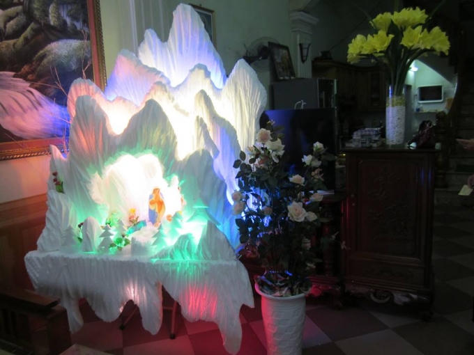 Ph&oacute;ng vi&ecirc;n Phạm Nguyệt từ TP Thanh H&oacute;a cho biết: Nhiều gia đ&igrave;nh theo Đạo Thi&ecirc;n Ch&uacute;a đang chuẩn bị những bước cuối c&ugrave;ng để đ&oacute;n lễ Gi&aacute;ng Sinh. Kh&ocirc;ng kh&iacute; Noel đang trở n&ecirc;n ấm &aacute;p hơn bao giờ hết tại TP Thanh H&oacute;a.