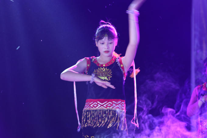 Một tiết mục văn nghệ của thiếu nữ người Tày.