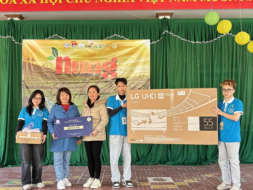 Trao tặng đồ dùng cho nhà trường.