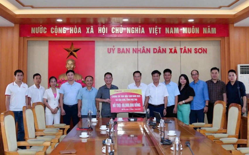 Trong đợt này, Báo PLVN hỗ trợ 4 gia đình tại Phú Thọ xoá nhà tạm gồm xã Tân Sơn 2 hộ và xã Minh Đài 2 hộ, với tổng kinh phí 120 triệu đồng.