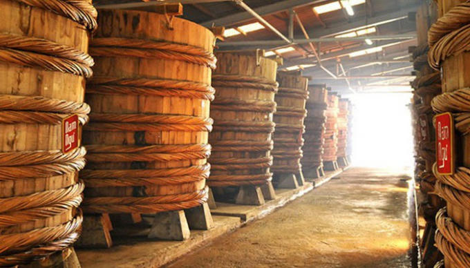 Một nhà thùng nước mắm. Bản sắc ẩm thực Việt sẽ trở lên cá tính và khác biệt hơn nếu chúng ta biết kể những câu chuyện dung dị và hấp dẫn về những giọt nước mắm - chắt chiu tinh túy từ biển cả.
