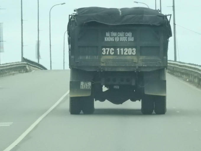 Phóng viên đã theo chân chiếc xe tải 37C -11203 sau khi chở đầy đất thì lưu thông lên cầu vượt hướng về thành phố Hà Tĩnh.