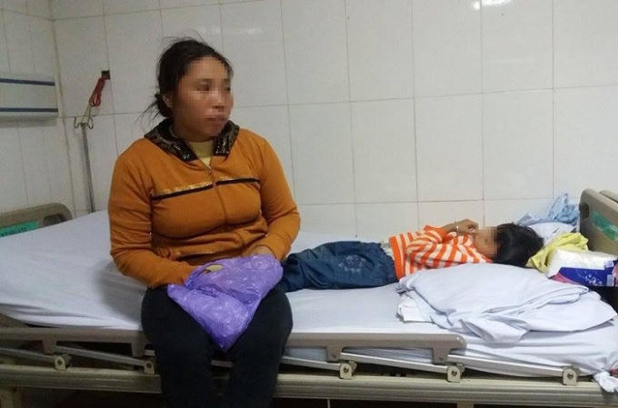 Bé T. bị nhập viện vì người lớn xô xát (ảnh CTV).