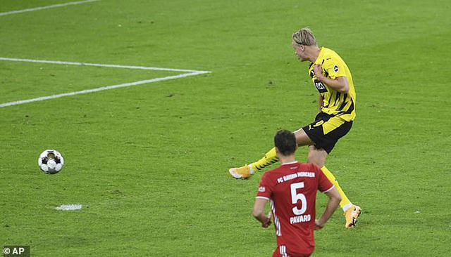 Erling Haaland băng xuống dứt điểm trái phá