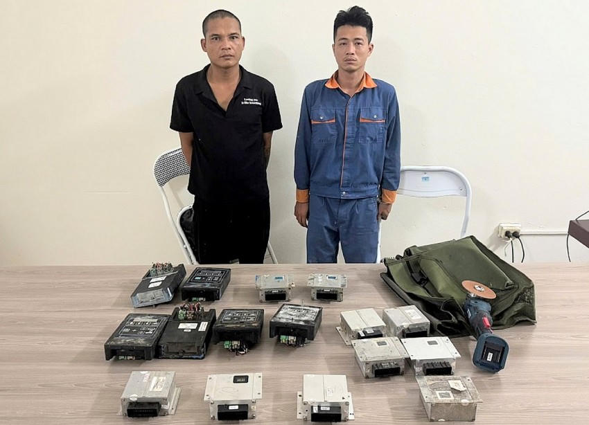 Đối tượng gây án cùng số tang vật bị lực lượng chức năng bắt giữ. Ảnh: Công an Hải Phòng