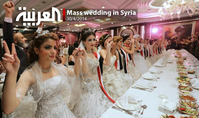 Vào năm 2014, một tổ chức từ thiện ủng hộ chính quyền của Tổng thống Assad đã tổ chức lễ cưới tập thể cho 36 binh sĩ và những người có liên quan tới quân đội, bao gồm các quân nhân bị thương và những người bị mất người thân trong các cuộc xung đột. (Ảnh: AFP)