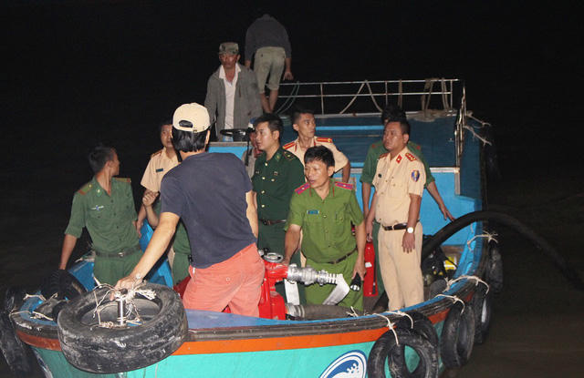 Nhiều m&aacute;y m&oacute;c chuy&ecirc;n dụng đ&atilde; được đưa l&ecirc;n c&aacute;c thuyền nhỏ để tiếp cận ở hướng Đ&ocirc;ng khu nh&agrave; ch&aacute;y