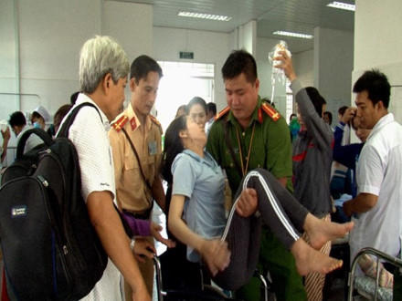 Không chỉ có lực lượng y tế, mà có cả lực lương công an cũng tham gia chuyển bệnh nhân cấp cứu.