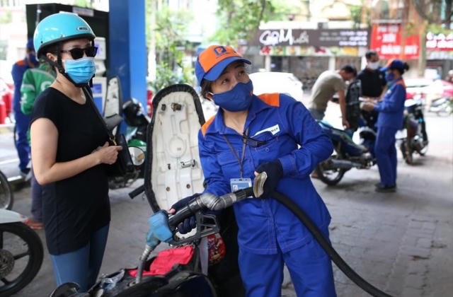 Bộ Công Thương ủng hộ giảm thuế để giảm giá xăng dầu